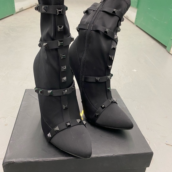 Black studded booties size 7.5 - Picture 2 of 6